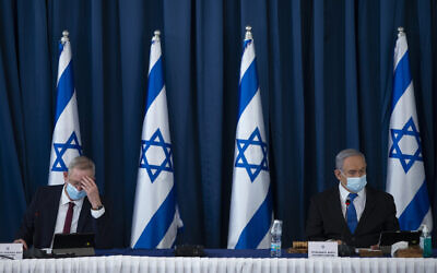 Le Premier ministre Benjamin Netanyahu, (à droite), et le ministre de la Défense Benny Gantz lors de la réunion hebdomadaire du cabinet au ministère des Affaires étrangères de Jérusalem, le 5 juillet 2020. (Amit Shabi/Flash90)