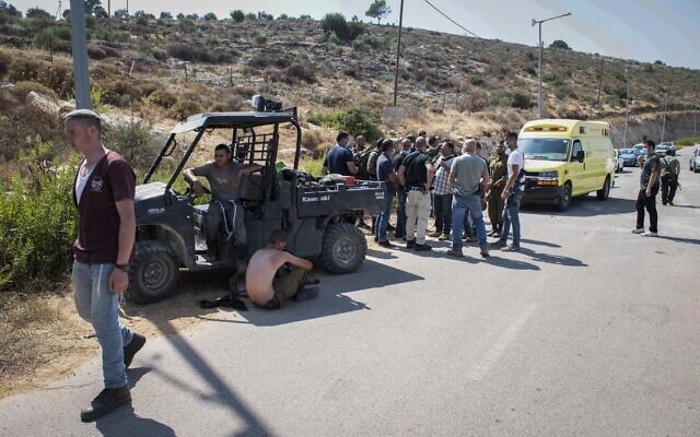 Des forces de sécurité israéliennes sur les lieux des affrontements entre résidents juifs et arabes palestiniens près de l'avant-poste d'El Matan en Cisjordanie, le 5 juillet 2020. (Sraya Diamant/Flash90) Des forces de sécurité israéliennes sur les lieux des affrontements entre résidents juifs et arabes palestiniens près de l'avant-poste d'El Matan en Cisjordanie, le 5 juillet 2020. (Sraya Diamant/Flash90)
