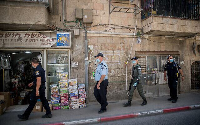 Des policiers patrouillent dans le quartier ultra-orthodoxe de Mea Shearim à Jérusalem, le 5 juillet 2020. (Yonatan Sindel/Flash90) Des policiers patrouillent dans le quartier ultra-orthodoxe de Mea Shearim à Jérusalem, le 5 juillet 2020. (Yonatan Sindel/Flash90)