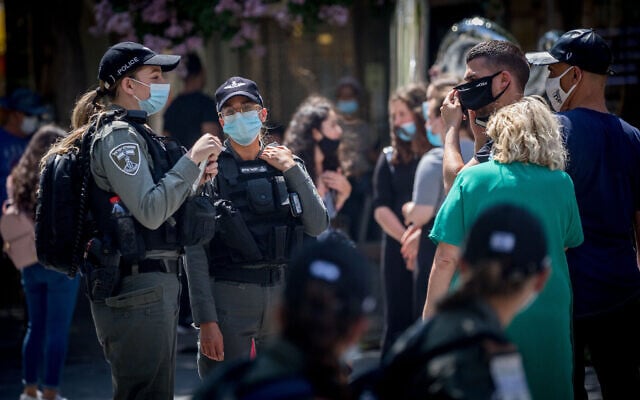 Des agents de la police des frontières contrôlent l'adhésion aux mesures d'urgence à Jérusalem, le 6 juillet 2020 (Crédit : Yonatan Sindel/Flash90)