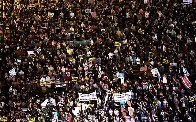 Des milliers d'Israéliens manifestent sur la place Rabin à Tel Aviv, appelant au soutien financier du gouvernement israélien au milieu de la crise des coronavirus, le 11 juillet 2020. (Crédit : Miriam Alster / Flash90) Des milliers d'Israéliens manifestent sur la place Rabin à Tel Aviv, appelant au soutien financier du gouvernement israélien au milieu de la crise des coronavirus, le 11 juillet 2020. (Crédit : Miriam Alster / Flash90)