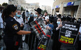 Des hommes et des jeunes ultra-orthodoxes pendant une manifestation contre le confinement de leurs quartiers de Romema et de Kiryat Belz, à Jérusalem, une mise à l'isolement entraînée par la propagation du coronavirus, le 12 juillet 2020 (Crédit :  Olivier Fitoussi/Flash90)