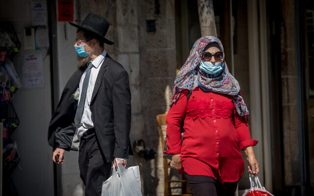 Des personnes portant des masques, en raison de l'épidémie de coronavirus, dans la rue Jaffa au centre-ville de Jérusalem, le 13 juillet 2020. (Yonatan Sindel/Flash90)