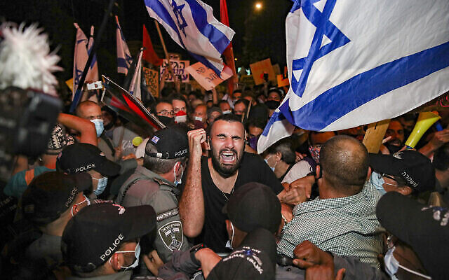 Les Israéliens protestent contre le Premier ministre Benjamin Netanyahu aux abords de sa résidence officielle à Jérusalem, le 14 juillet 2020 (Crédit :  
 Yonathan sindel/FLASH90)