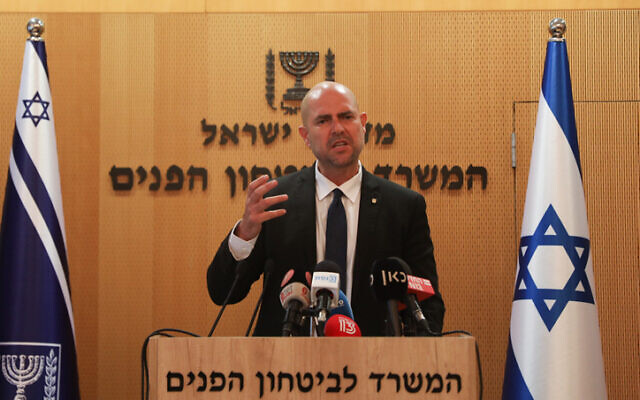 Le ministre israélien de la Sécurité publique Amir Ohana tient une conférence de presse à Jérusalem, le 15 juillet 2020. (Flash90) Le ministre israélien de la Sécurité publique Amir Ohana tient une conférence de presse à Jérusalem, le 15 juillet 2020. (Flash90)
