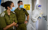 Des techniciens de l'armée israélienne effectuent un test de diagnostic du coronavirus dans un laboratoire de l’armée dans le centre d'Israël, le 15 juillet 2020. (Yossi Zeliger / Flash90)
