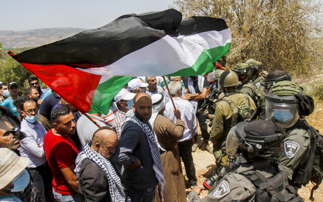 Des Palestiniens et des soldats israéliens lors d’affrontements durant une manifestation contre le projet d'Israël d'annexer des zones de la Cisjordanie, dans la ville palestinienne d'Asira ash-Shamaliya, près de Naplouse, en Cisjordanie, le 17 juillet 2020. (Crédit : Nasser Ishtayeh / Flash90) Des Palestiniens et des soldats israéliens lors d’affrontements durant une manifestation contre le projet d'Israël d'annexer des zones de la Cisjordanie, dans la ville palestinienne d'Asira ash-Shamaliya, près de Naplouse, en Cisjordanie, le 17 juillet 2020. (Crédit : Nasser Ishtayeh / Flash90)