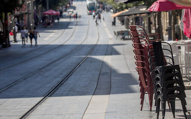 Des chaises à l'extérieur d'un fast-food de Jaffa Street, à Jérusalem, le 17 juillet 2020 (Crédit : Yonatan Sindel/Flash90) Des chaises à l'extérieur d'un fast-food de Jaffa Street, à Jérusalem, le 17 juillet 2020 (Crédit : Yonatan Sindel/Flash90)