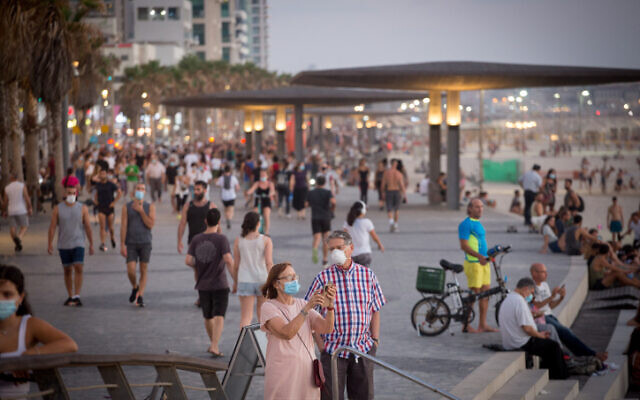 Des Israéliens profitent de la plage à Tel Aviv, le 18 juillet 2020. (Miriam Alster / Flash90)