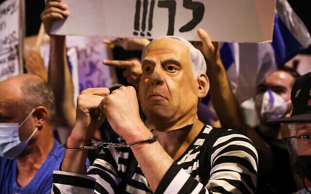 Des Israéliens protestent contre le Premier ministre Benjamin Netanyahu devant sa résidence officielle à Jérusalem, le 18 juillet 2020. (Olivier Fitoussi/Flash90)