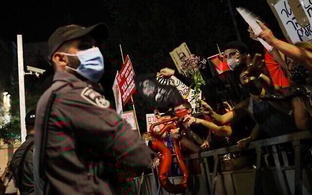 Des manifestants protestent contre le Premier ministre Benjamin Netanyahu devant la résidence du Premier ministre à Jérusalem, le 18 juillet 2020. (Olivier Fitoussi/Flash90)