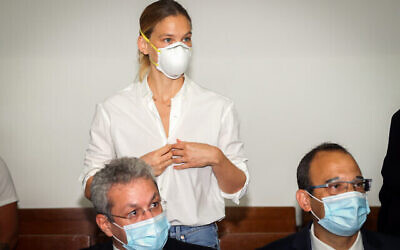 La top-modèle israélienne Bar Refaeli arrive au tribunal de Tel Aviv pour une audience, le 20 juillet 2020. (Crédit : Yariv Katz/POOL)