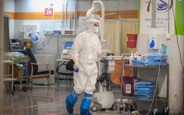 Personnel médical dans le service de confinement de l'unité Coronavirus du centre médical Sheba, à Ramat Gan, 20 juillet 2020. (Yossi Zeliger/Flash90) Personnel médical dans le service de confinement de l'unité Coronavirus du centre médical Sheba, à Ramat Gan, 20 juillet 2020. (Yossi Zeliger/Flash90)