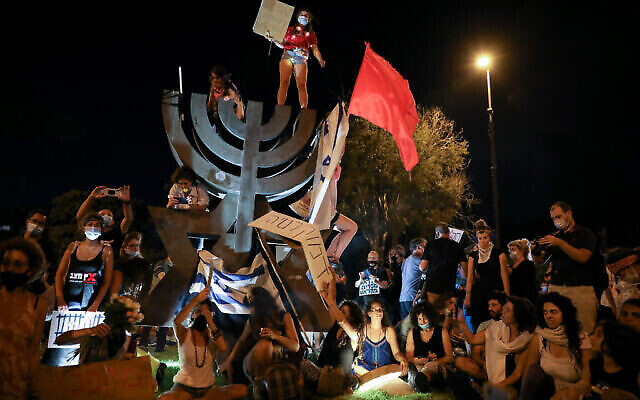 Des milliers de manifestants protestent contre le Premier ministre Benjamin Netanyahu devant la Knesset à Jérusalem le 21 juillet 2020. (Olivier Fitoussi/Flash90 ) Des milliers de manifestants protestent contre le Premier ministre Benjamin Netanyahu devant la Knesset à Jérusalem le 21 juillet 2020. (Olivier Fitoussi/Flash90 )