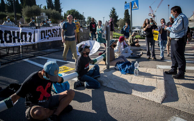 Des manifestants anti-gouvernement tentent de bloquer l'entrée à la Knesset de Jérusalem, le 22 juillet 2020 (Crédit : Yonatan Sindel/Flash90) Des manifestants anti-gouvernement tentent de bloquer l'entrée à la Knesset de Jérusalem, le 22 juillet 2020 (Crédit : Yonatan Sindel/Flash90)
