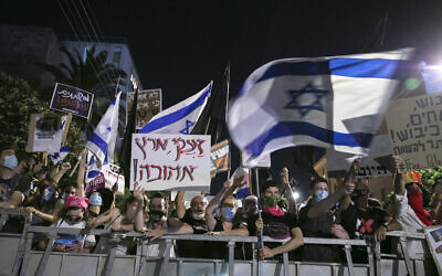 Des manifestations contre le Premier ministre Benjamin Netanyahu aux abords de sa résidence officielle à Jérusalem, le 25 juillet 2020. (Crédit : Olivier Fitoussi/Flash90)