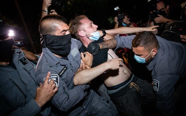 La police fait partir des manifestants pendant un rassemblement contre le Premier ministre Benjamin Netanyahu aux abords de sa résidence officielle de Jérusalem, le 25 juillet 2020 (Crédit: Yonatan Sindel/Flash90) La police fait partir des manifestants pendant un rassemblement contre le Premier ministre Benjamin Netanyahu aux abords de sa résidence officielle de Jérusalem, le 25 juillet 2020 (Crédit: Yonatan Sindel/Flash90)