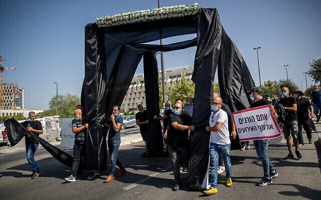 Des propriétaires de salles événementielles manifestent devant le bureau du Premier ministre à Jérusalem pour dénoncer les ravages économiques de la politique sanitaire de Benjamin Netanyahu, le 26 juillet 2020 (Crédit : Yonatan Sindel/Flash90) Des propriétaires de salles événementielles manifestent devant le bureau du Premier ministre à Jérusalem pour dénoncer les ravages économiques de la politique sanitaire de Benjamin Netanyahu, le 26 juillet 2020 (Crédit : Yonatan Sindel/Flash90)