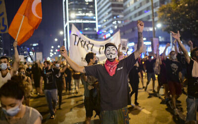 Des Israéliens manifestant contre le ministre de la Sécurité intérieure, Amir Ohana, à Tel Aviv, le 28 juillet 2020 (Crédit : Tomer Neuberg/Flash90)