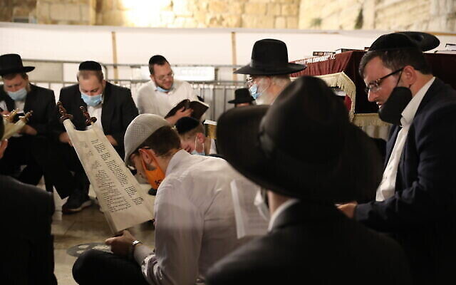 Des hommes juifs prient au mur Occidental la nuit de Tisha BeAv dans la Vieille Ville de Jérusalem, le 29 juillet 2020. (Olivier Fitoussi/Flash90)