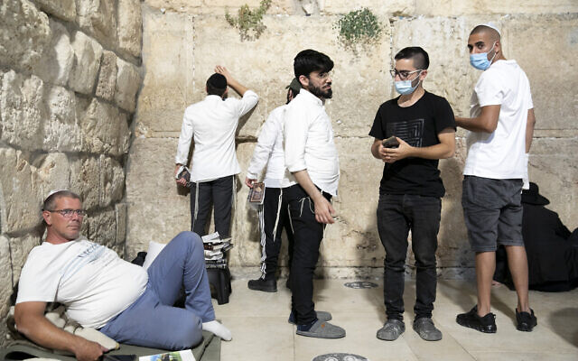 Des Juifs prient au mur Occidental à la veille de Tisha BAv dans la Vieille Ville de Jérusalem, le 29 juillet 2020 (Crédit : Olivier Fitoussi/Flash90) Des Juifs prient au mur Occidental à la veille de Tisha BAv dans la Vieille Ville de Jérusalem, le 29 juillet 2020 (Crédit : Olivier Fitoussi/Flash90)