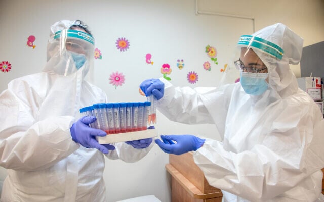 Des personnels médicaux manipulent des échantillons pour des tests au coronavirus à Modiin Illit, le 29 juillet 2020 (Crédit : Yossi Aloni/FLASH90)