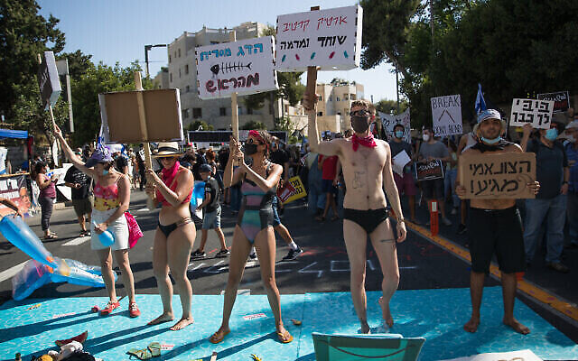 Des Israéliens protestent contre le Premier ministre Benjamin Netanyahu devant sa résidence officielle à Jérusalem, le 17 juillet 2020. (Yonatan Sindel/Flash90)