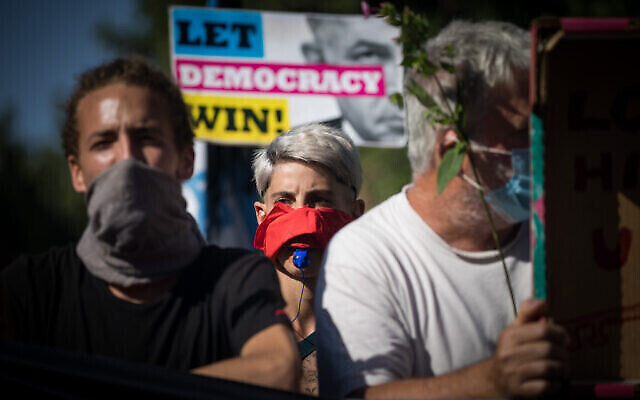 Des Israéliens protestent contre le Premier ministre Benjamin Netanyahu devant sa résidence officielle à Jérusalem, le 17 juillet 2020. (Yonatan Sindel/Flash90)