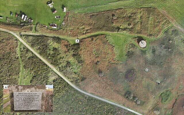 Une vue par drone des vestiges de Sylt avec la plaque de commémoration du site (Crédit : Centre d'archéologie de l'université du Staffordshire; FlyThru/ Autorisation : Antiquity Publications)