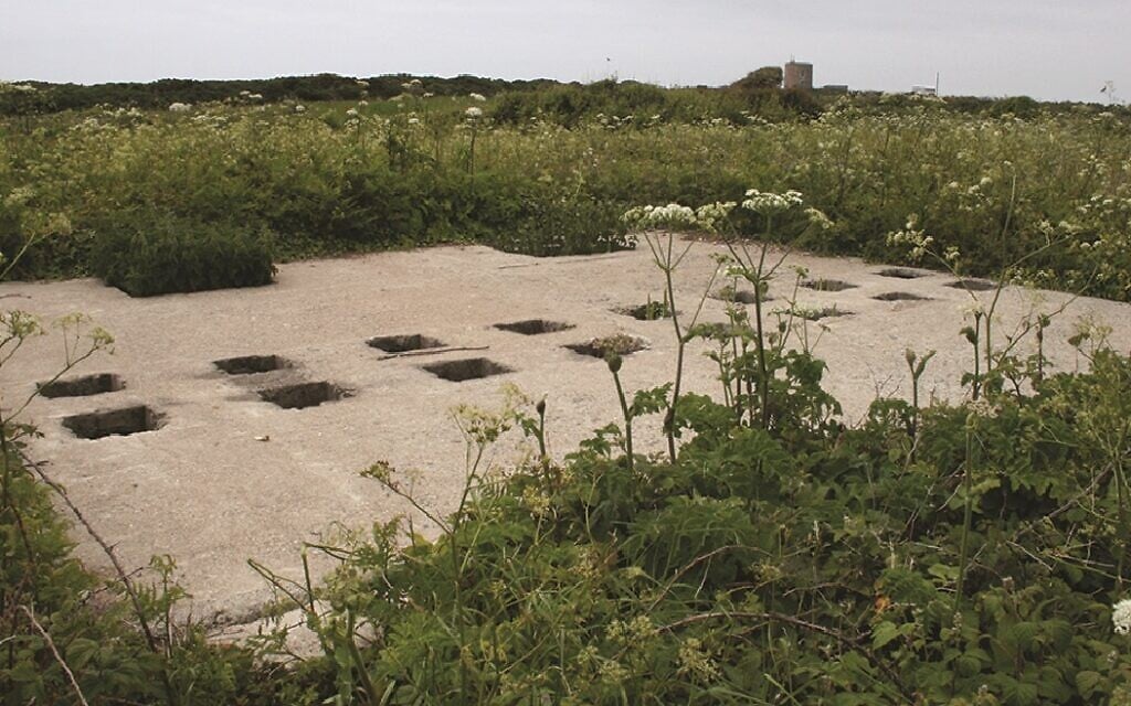Le bloc des toilettes des prisonniers au camp de concentration de Sylt, sur 'île d'Alderney (Crédit : Centre d'archéologie de l'université du Staffordshire/ FlyThru/Antiquity Publications)