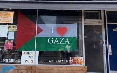 Le restaurant de Kimberly Hawkins, affichant une bannière pro-palestinienne sur sa vitrine. (Crédit : Foodbenders/Instagram via JTA)