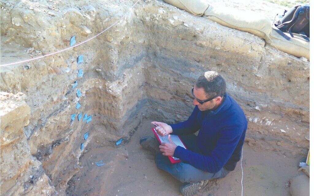 Monticules d'ordures à la périphérie de Haluza, ville du Néguev de l'époque byzantine. (Guy Bar-Oz/Université de Haïfa)