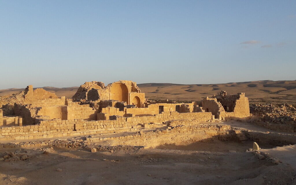 La partie centrale de Shivta, ville du Néguev de l'époque byzantine, avec son église byzantine (au centre). (Guy Bar-Oz/Université de Haïfa)