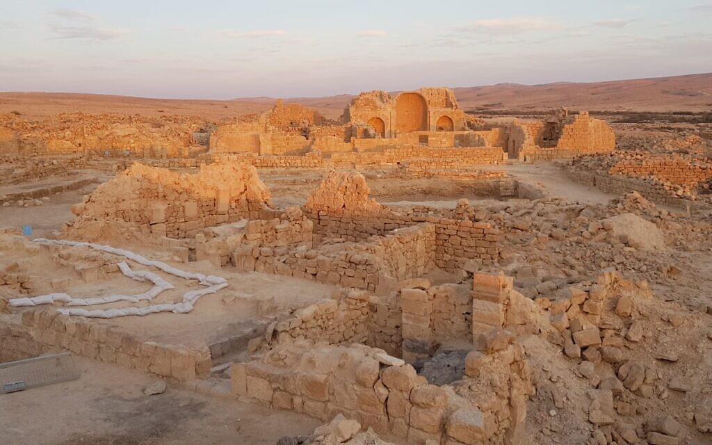 La partie centrale de Shivta, ville du Néguev de l'époque byzantine, avec son église byzantine (au centre). (Guy Bar-Oz/Université de Haïfa)