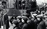 Un soldat allemand donne des ordres à des hommes juifs dans le ghetto de Varsovie en 1941. (Galerie Bilderwelt/Getty Images/ via JTA)
