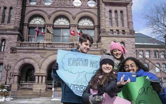 Hannah Alper, au premier plan à gauche, devant le Parlement de l'Ontario à Toronto pendant le tournage de l'émission de télé "Citizen Kid", en février 2020. (Autorisation : Peter Bregg)
