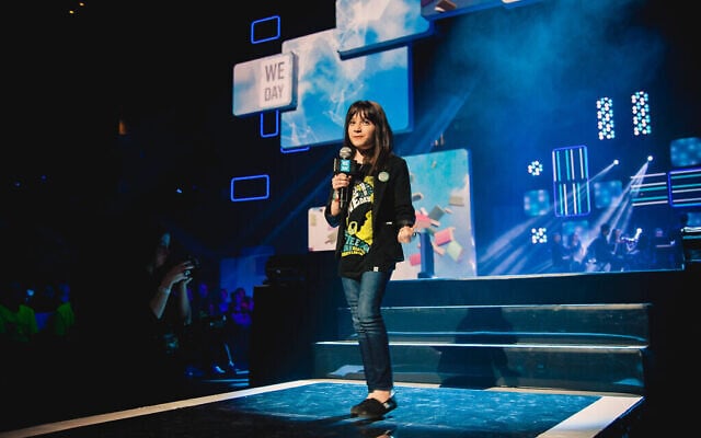 Hannah Alper sur scène lors d'un événement We Day en 2013 au Canada. (Autorisation)