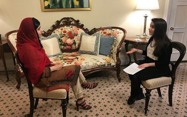 Hannah Alper interviewe la lauréate du prix Nobel de la paix Malala Yousafzai à Ottawa, le 12 avril 2017. (Autorisation)