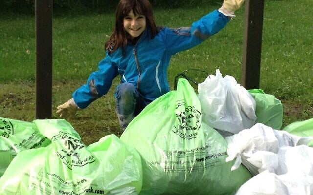 Hannah Alper participe à une opération de nettoyage des côtes canadiennes à Richmond Hill, dans l'Ontario, en septembre 2012. (Autorisation)
