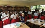 Hannah Alper avec une classe de collège pour filles au Kenya lors d'une mission avec l'association Me to We, en juin 2016. (Autorisation)