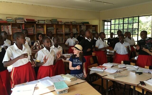 Hannah Alper avec une classe de collège pour filles au Kenya lors d'une mission avec l'association Me to We, en juin 2016. (Autorisation)