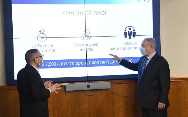 Le Premier ministre Benjamin Netanyahu, à droite, évoque son plan de relance avec le directeur de l'Autorité fiscale israélienne Aran Yaakov au bureau du Premier ministre de Jérusalem, le 15 juillet 2020 (Crédit : Amos Ben Gershom/GPO) Le Premier ministre Benjamin Netanyahu, à droite, évoque son plan de relance avec le directeur de l'Autorité fiscale israélienne Aran Yaakov au bureau du Premier ministre de Jérusalem, le 15 juillet 2020 (Crédit : Amos Ben Gershom/GPO)