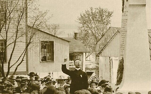 Lionel Groulx s'exprimant devant une foule nombreuse, le 24 mai 1919. (Domaine public)