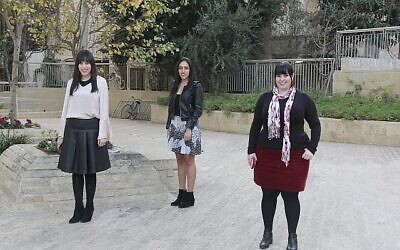 De gauche à droite, Ellie Sapper, Nicole Meyer et Dassi Erlich posent pour une photo à Jérusalem, le 29 novembre 2018 (Crédit :  Jacob Magid/Time of Israel)