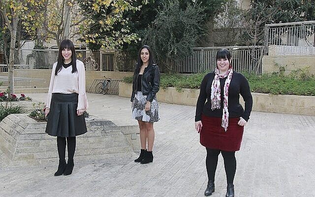 De gauche à droite, Ellie Sapper, Nicole Meyer et Dassi Erlich posent pour une photo à Jérusalem, le 29 novembre 2018 (Crédit :  Jacob Magid/Time of Israel)