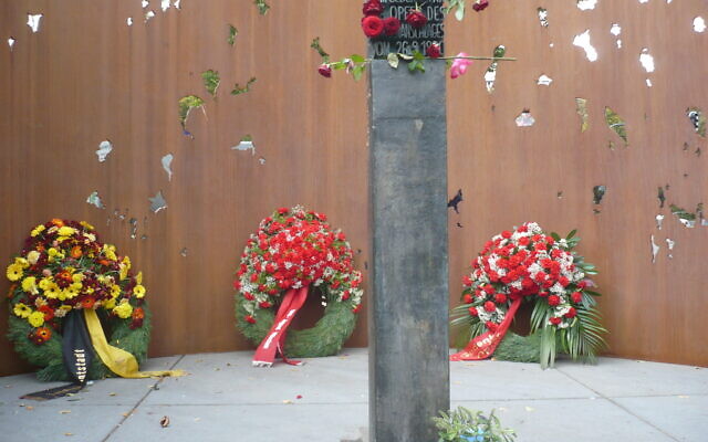 Un monument commémoratif de l'attentat, inauguré en septembre 2008. (Crédit : Muenih / Domaine public) Un monument commémoratif de l'attentat, inauguré en septembre 2008. (Crédit : Muenih / Domaine public)