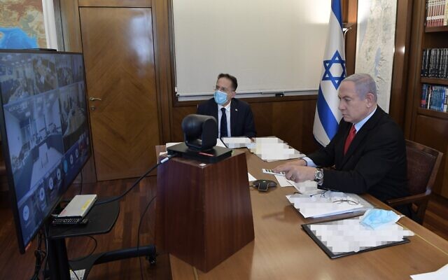 Le Premier ministre Benjamin Netanyahu au début de la réunion hebdomadaire du cabinet, le 19 juillet 2020. (GPO) Le Premier ministre Benjamin Netanyahu au début de la réunion hebdomadaire du cabinet, le 19 juillet 2020. (GPO)