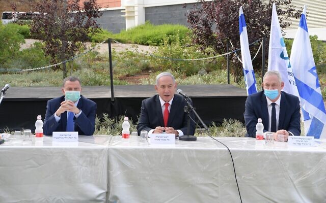 Le Premier ministre Benjamin Netanyahu (au centre) en visite à l'Institut israélien de recherche biologique le 7 juin, avec le ministre de la Santé Yuli Edelstein (à gauche) et le ministre de la Défense Benny Gantz (à droite). (Amos Ben-Gershom/Bureau de presse du gouvernement israélien)