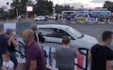 Capture d'écran d'une vidéo d'un conducteur qui aurait lancé des gaz lacrymogènes présumés par la fenêtre d'une voiture vers des manifestants anti-Netanyahu, au carrefour Adulf Sadeh, le 25 juillet 2020 (Crédit :  Twitter)