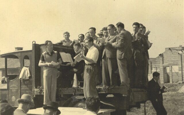 Phineas May dirige un récital avec les résidents du Kitchener camp, en 1939 ou en 1940 (Crédit : Wiener Holocaust Library Collections)